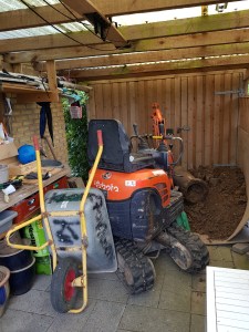 Gravemaskine i skuret